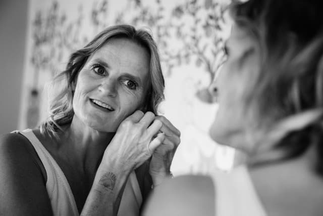 Twee vrouwen in gesprek, dicht bij elkaar