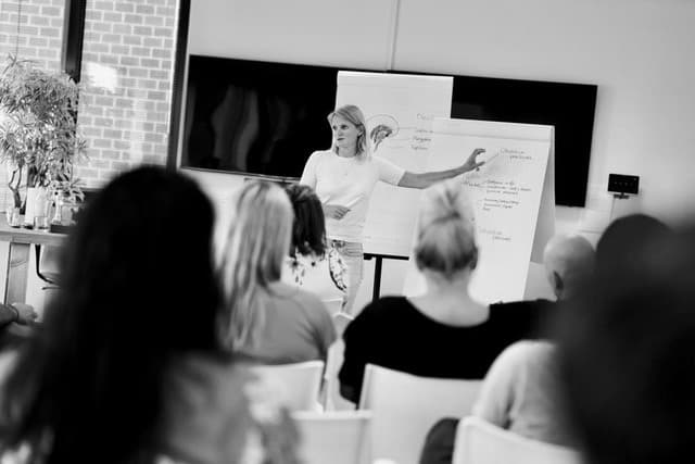 Kim Helmer aan de flip-over voor een groep vrouwen