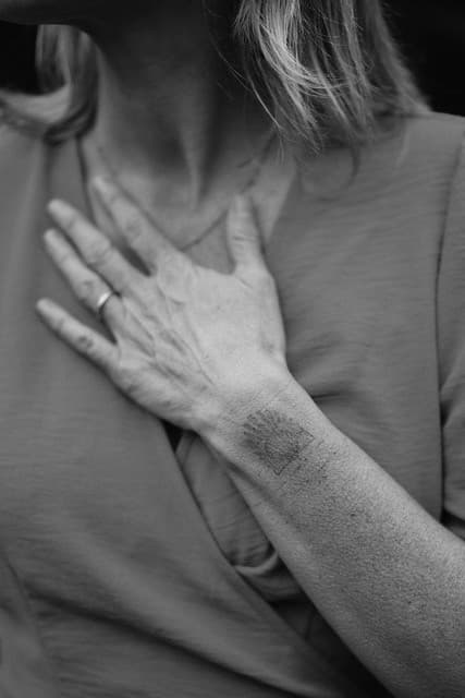 Vrouw met haar hand op haar hart